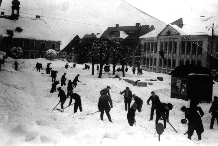 Schneeschaufeln auf dem Marktplatz
